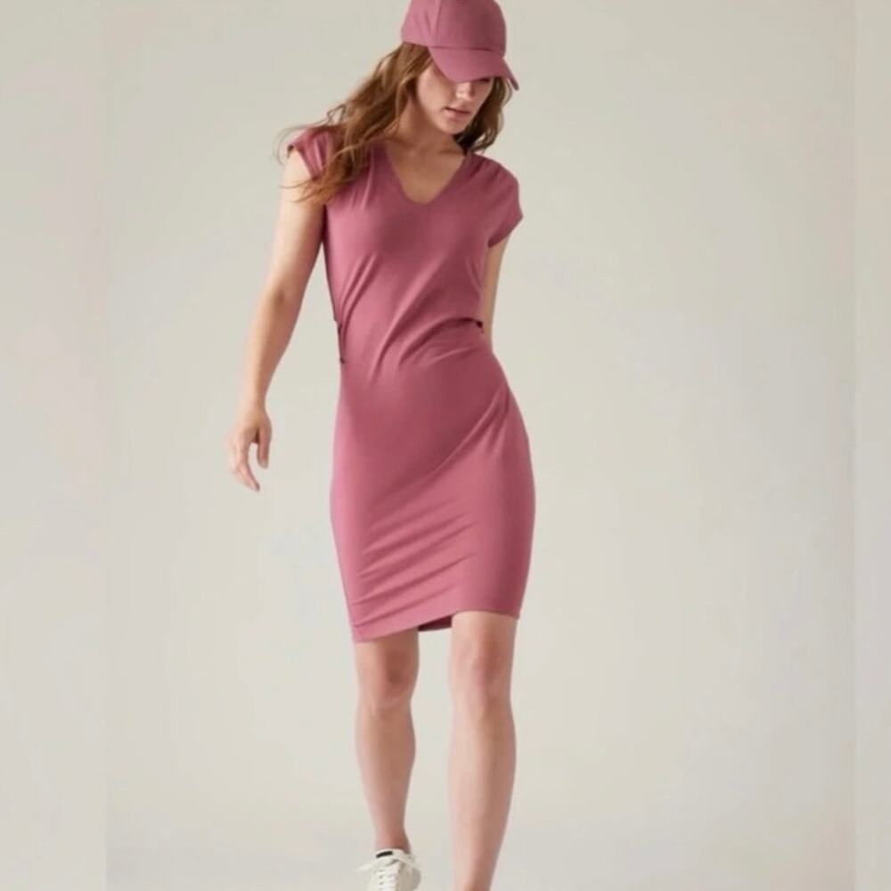Athleta V-neck cap sleeve mini dress in a mauve or berry pink color Size M
